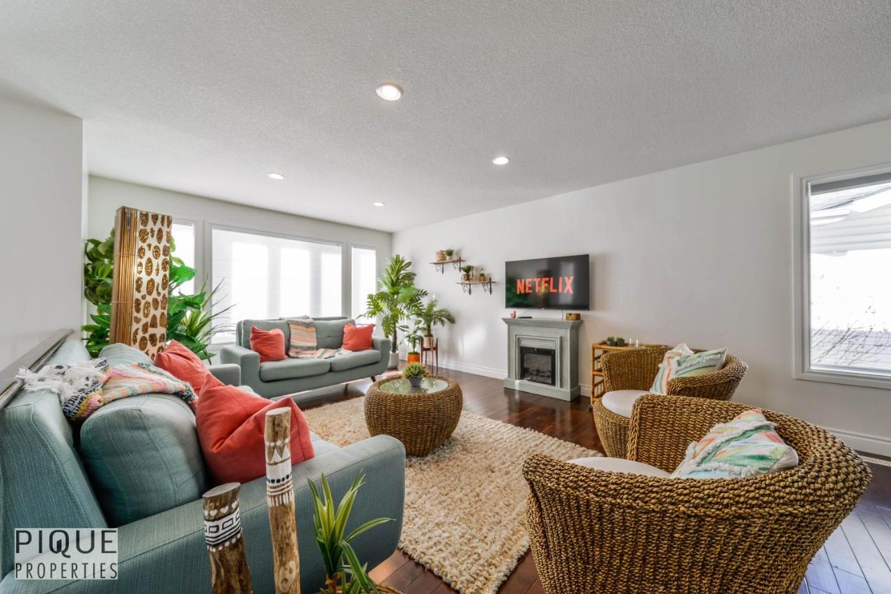 Vila Tropical Oasis - King Beds - Free Netflix & Parking - Fast Wi-Fi Edmonton Exteriér fotografie